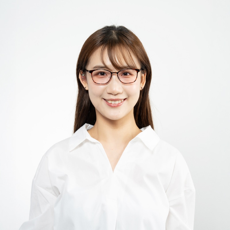 女性がレンズをつけている画像