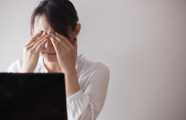 目もとを抑える女性
