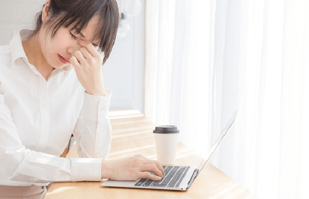 目元をおさえる女性