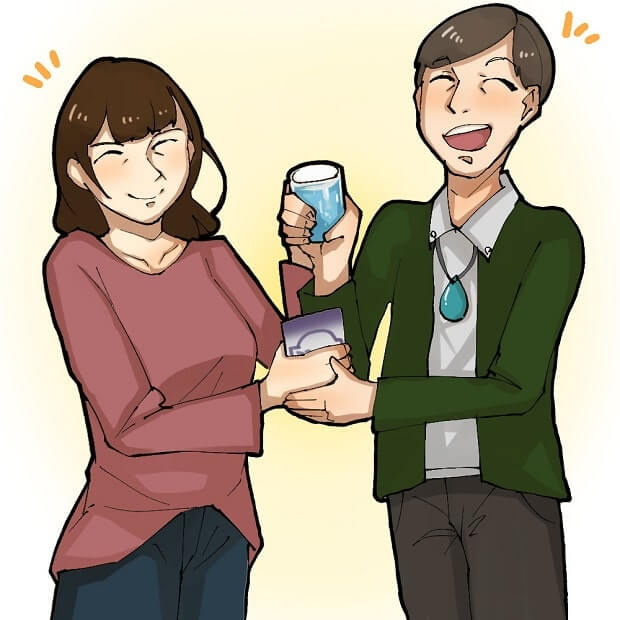 女性が男性にサプリメントを差し出す様子