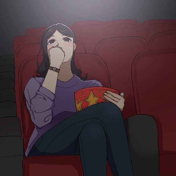 映画館で映画を観ている女性の様子