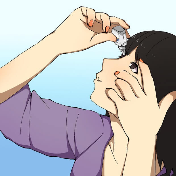 目薬『スピアソフトCL』をさす様子