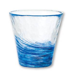 いくつもの色の線を流れるように重ねた色合いのグラス、紺青色