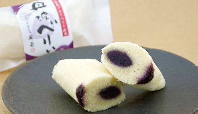 ブルーベリーを使用したふわふわな食感の和菓子の画像