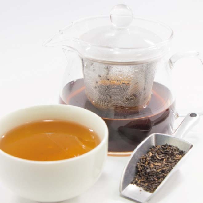 ポットに入った温かいプーアール茶とマグカップに入ったプーアール茶