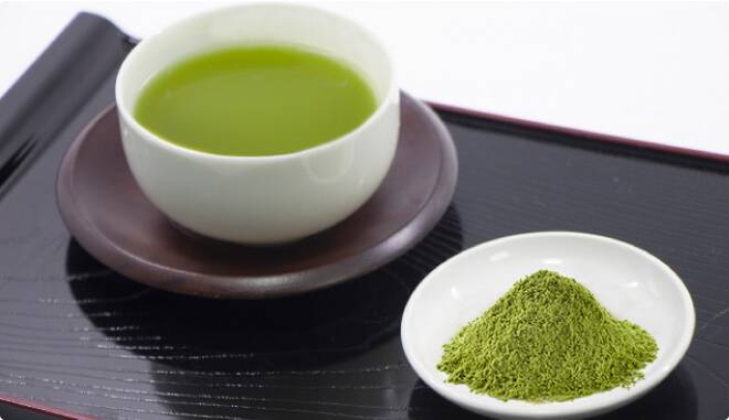 湯呑に入ったお茶の画像と粉末の画像