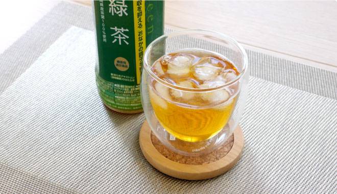 コップに緑茶が入っている画像
