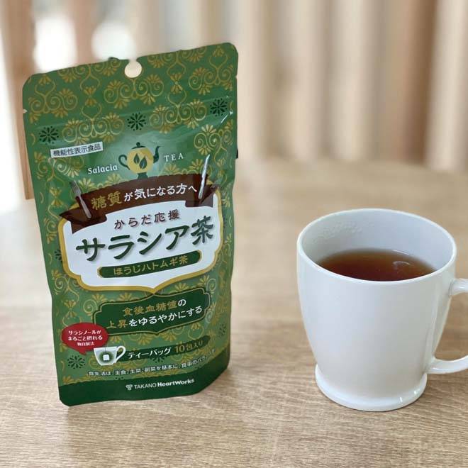 からだ応援サラシア茶(ほうじハトムギ茶)のパッケージとお茶の写真