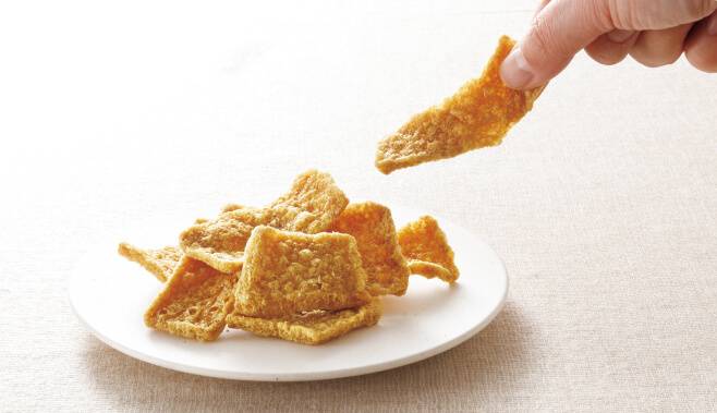 こんにゃくチップスを手に取る様子