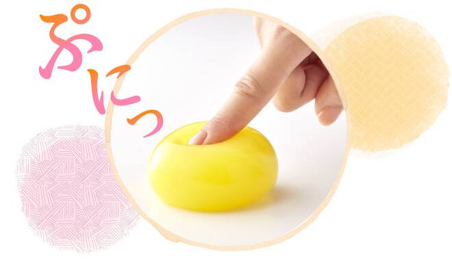 指で蒟蒻しゃぼんを押してぷるぷるな手触りを確かめている