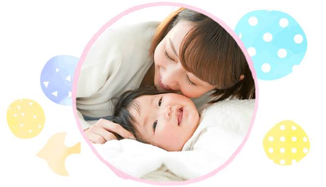 お母さんと赤ちゃんが頬を寄せて笑っている