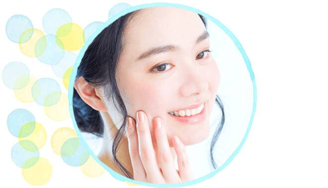女性が自分の頬を触って潤っている肌に感動している