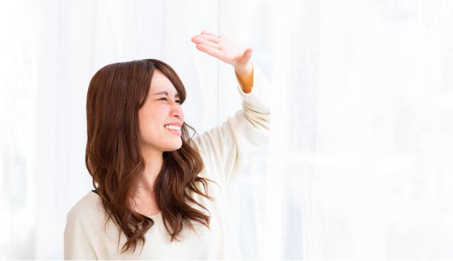 日差しが眩しい女性の画像