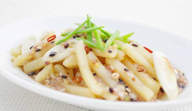 国内産もち麦十六雑穀米 からだサポートで作られた雑穀とじゃがいもの甘酢炒め