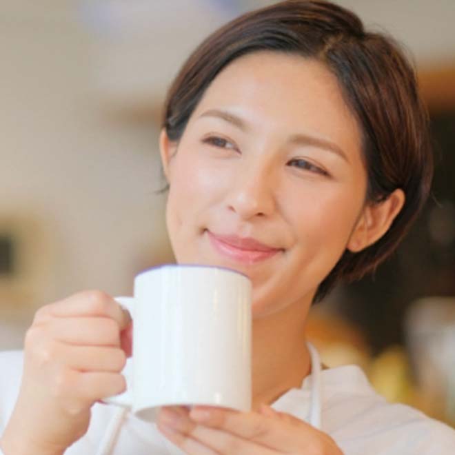 女性がカップを持っている様子