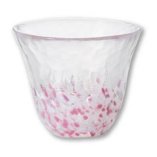 桜を想像させるような白とピンクの色ガラスでつくられた盃