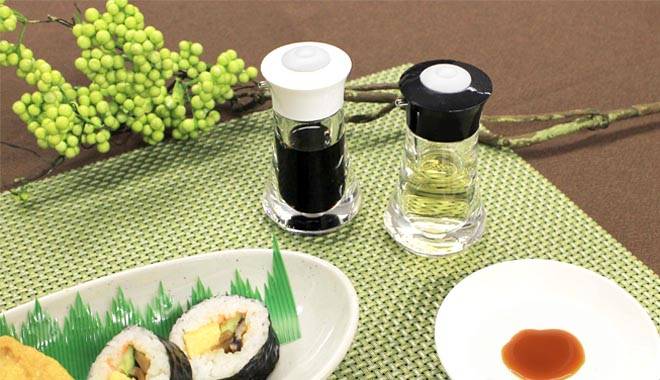 ワンプッシュ醤油さしに入っている醤油とお酢とお寿司の画像